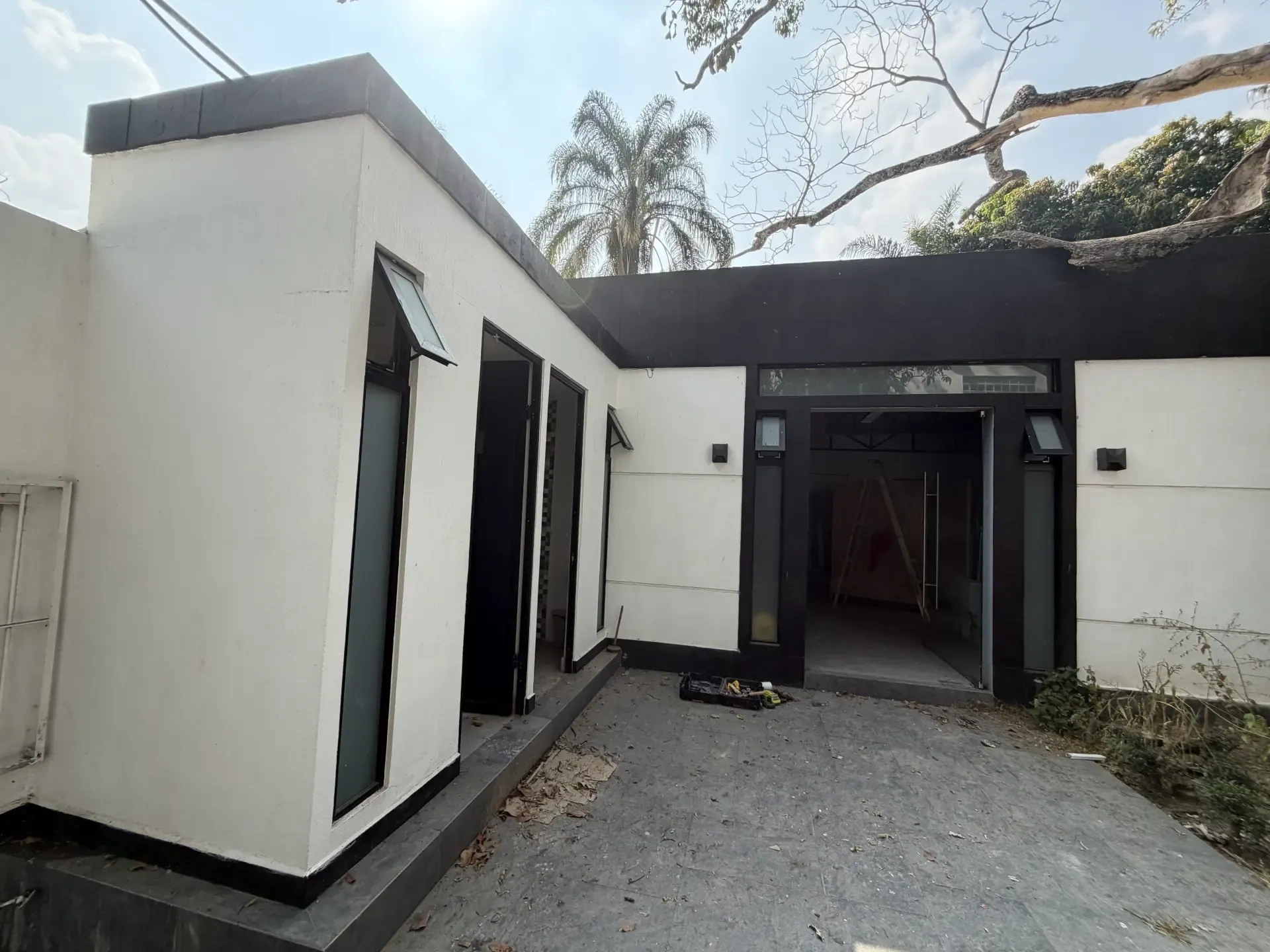 Servicio de demolicion residencial con personal y maquinaria especializada, enfocado en seguridad, retiro de escombro y avance de obra en Guadalajara, Jalisco.