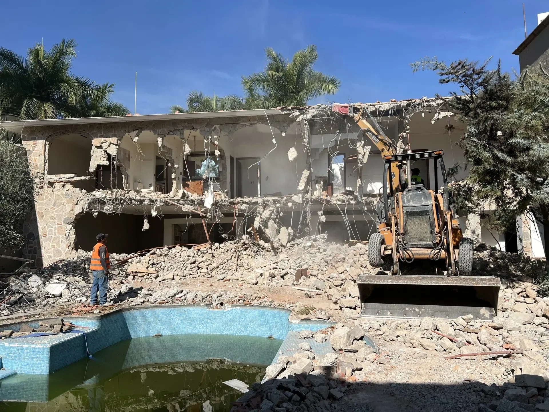 Servicio de demolicion residencial con personal y maquinaria especializada, enfocado en seguridad, retiro de escombro y avance de obra en Guadalajara, Jalisco.