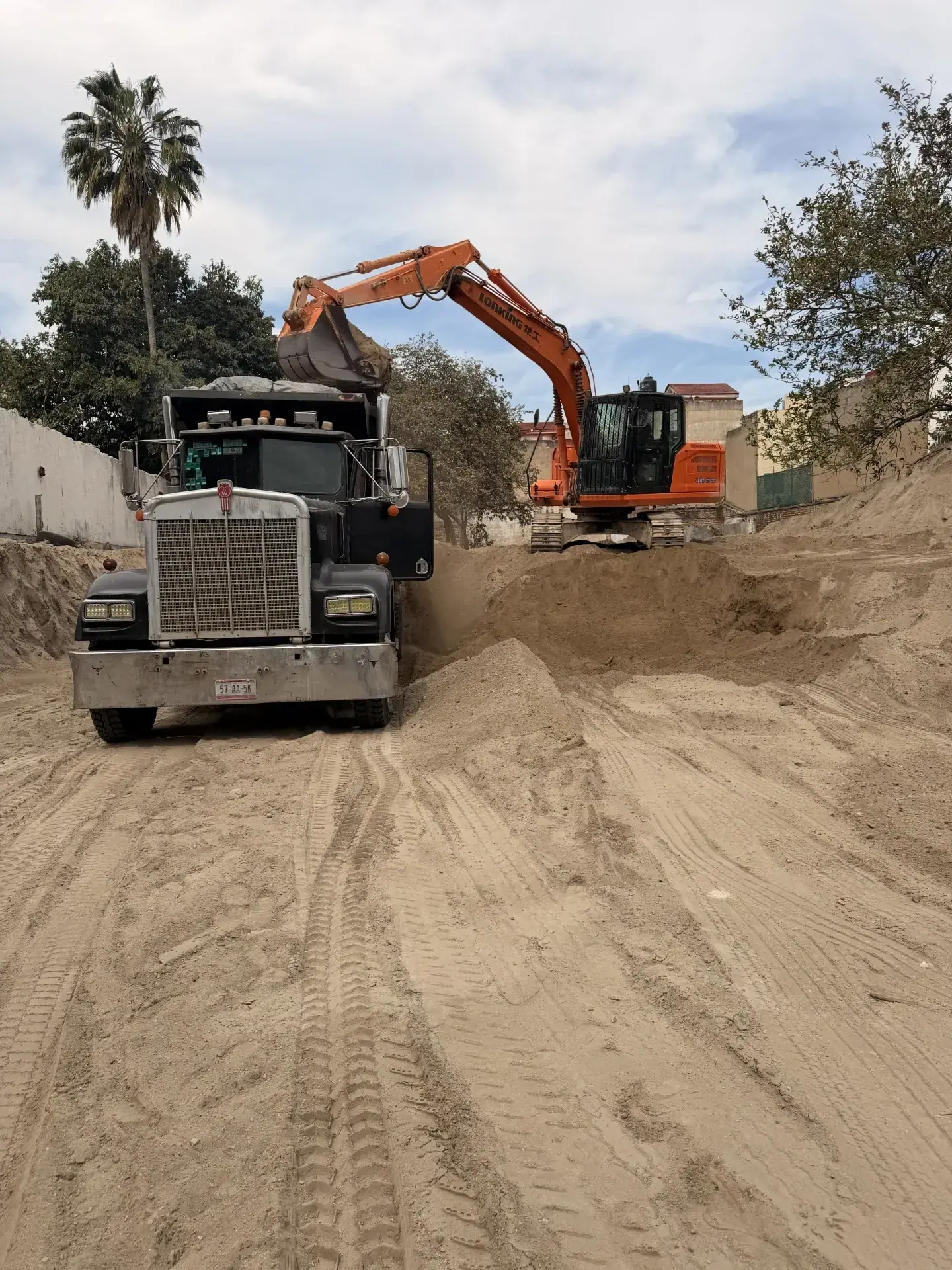 Servicio de maquinaria para demolicion con personal y maquinaria especializada, enfocado en seguridad, retiro de escombro y avance de obra en Guadalajara, Jalisco.