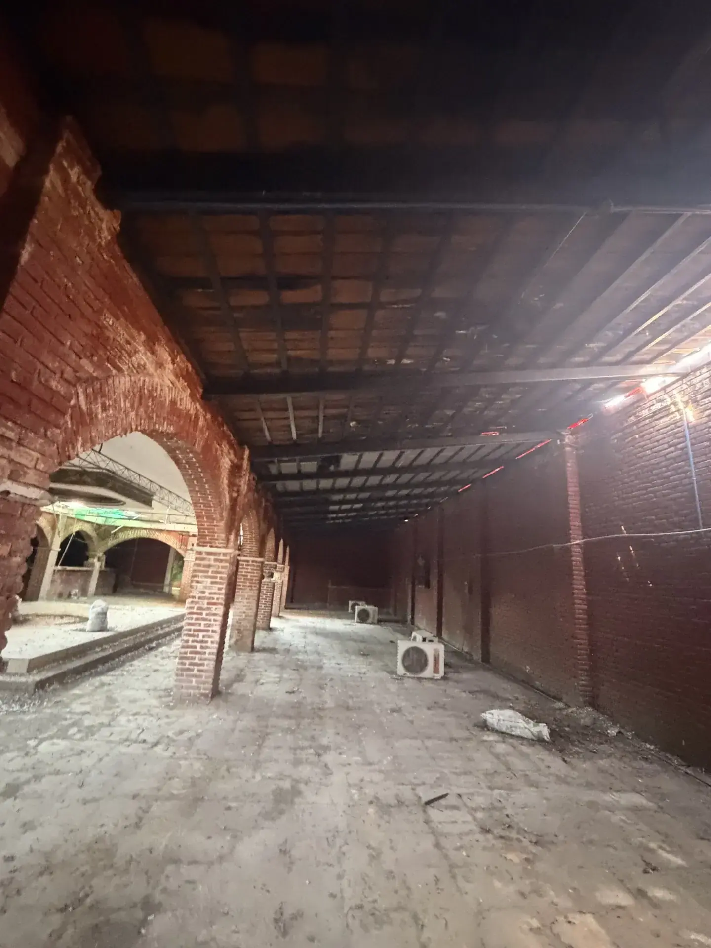 Servicio de movimiento de tierra con personal y maquinaria especializada, enfocado en seguridad, retiro de escombro y avance de obra en Guadalajara, Jalisco.
