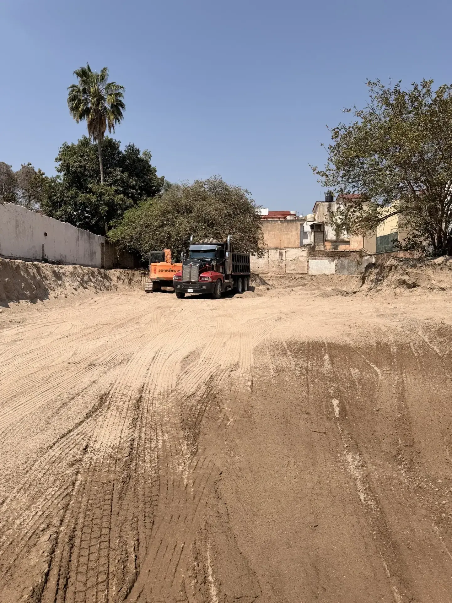 Servicio de movimiento de tierra con personal y maquinaria especializada, enfocado en seguridad, retiro de escombro y avance de obra en Guadalajara, Jalisco.