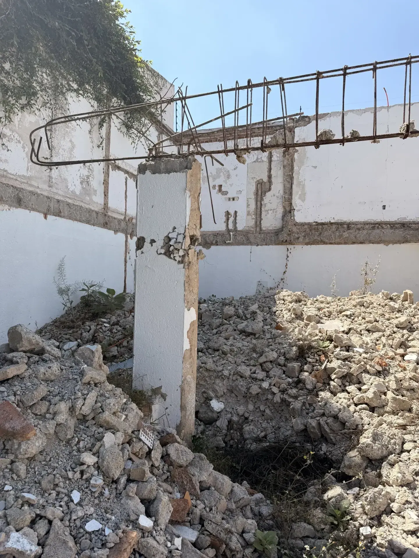 Servicio de trabajo en concreto con personal y maquinaria especializada, enfocado en seguridad, retiro de escombro y avance de obra en Guadalajara, Jalisco.