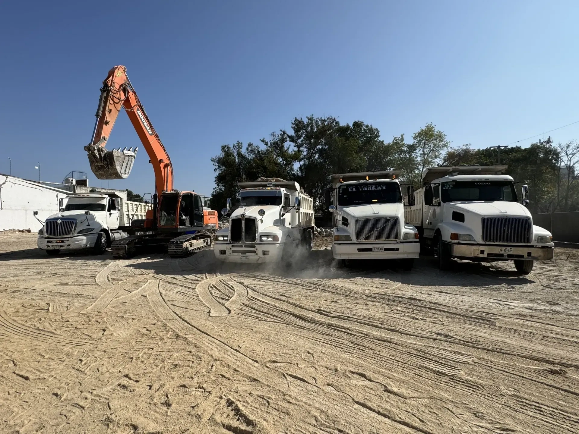 Servicio de trabajo en concreto con personal y maquinaria especializada, enfocado en seguridad, retiro de escombro y avance de obra en Guadalajara, Jalisco.