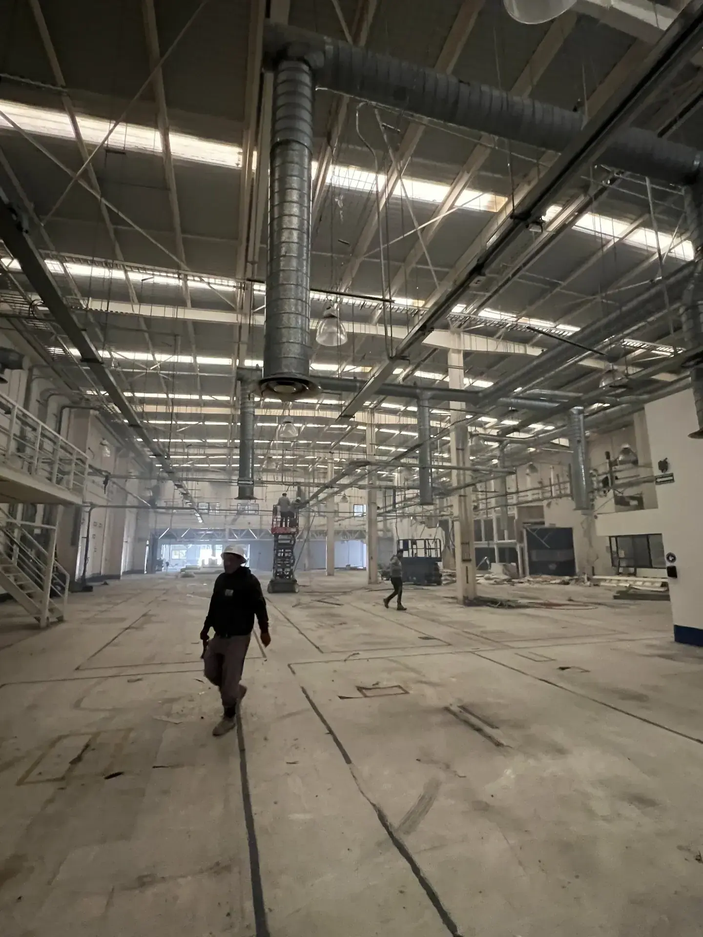 Servicio de trabajo en concreto con personal y maquinaria especializada, enfocado en seguridad, retiro de escombro y avance de obra en Guadalajara, Jalisco.