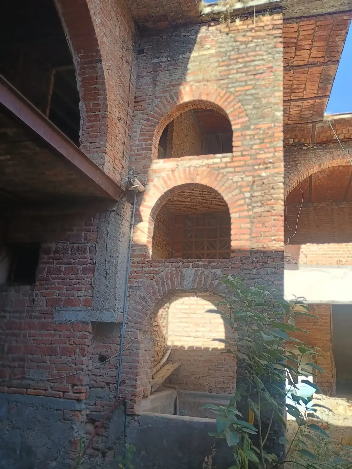 Servicio de trabajo en concreto con personal y maquinaria especializada, enfocado en seguridad, retiro de escombro y avance de obra en Guadalajara, Jalisco.